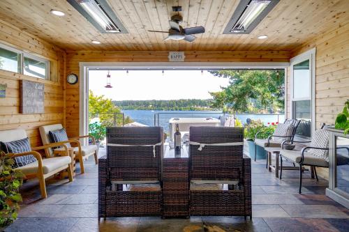 Waterfront Whidbey Island Oasis! Hot Tub + Patio in Freeland (WA)
