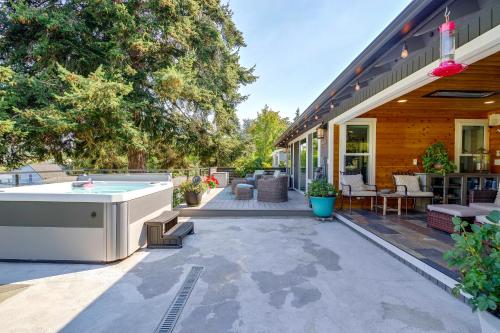 Waterfront Whidbey Island Oasis! Hot Tub + Patio in Freeland (WA)