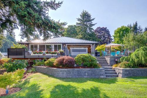 Waterfront Whidbey Island Oasis! Hot Tub + Patio in Freeland (WA)