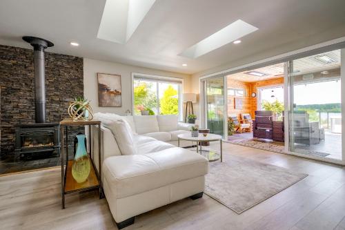 Waterfront Whidbey Island Oasis! Hot Tub + Patio in Freeland (WA)