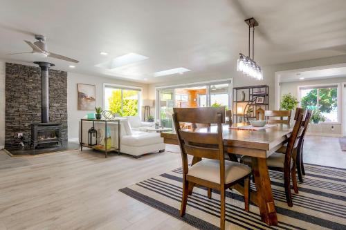 Waterfront Whidbey Island Oasis! Hot Tub + Patio in Freeland (WA)