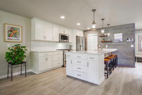 Waterfront Whidbey Island Oasis! Hot Tub + Patio in Freeland (WA)