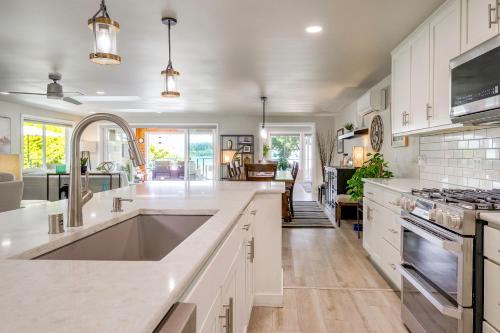 Waterfront Whidbey Island Oasis! Hot Tub + Patio in Freeland (WA)