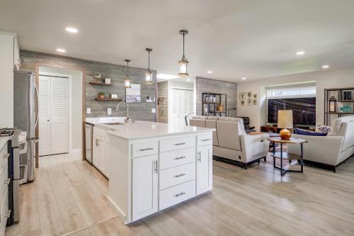 Waterfront Whidbey Island Oasis! Hot Tub + Patio in Freeland (WA)