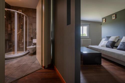 Zuhanyzó, Hotel San Francesco in Borgomanero