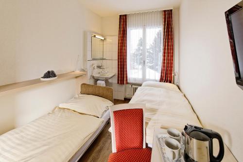 Twin Room with Shared Bathroom image 4