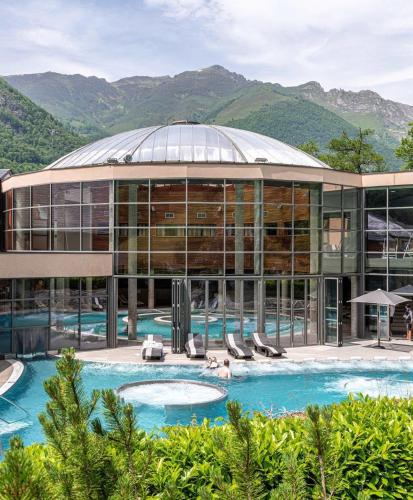 Studio en hyper centre, au pied des télécabines, calme avec un accès aux Bains du Rocher par jour pour une personne