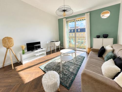 Spacieux STUDIO Happy home en dernier étage avec petit ascenseur et balcon À 5 minutes du vieux Nice et de la mer Attention aucune chambre séparée