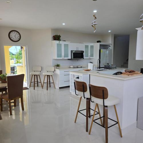 Grand Luxury Estate Perfect for Weddings & Events in Long Bay