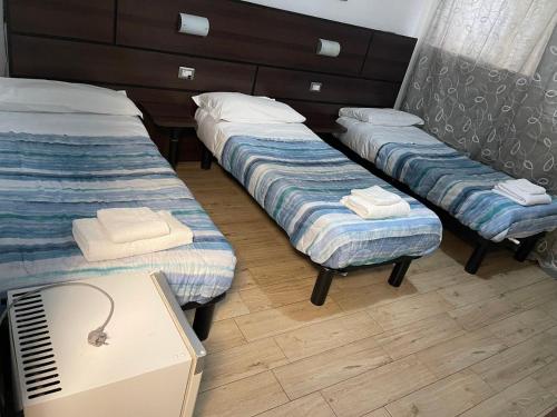 Triple room, private bathroom, 3 beds