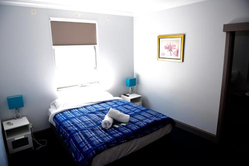 The Emperors Crown Hostel – Perth, IL