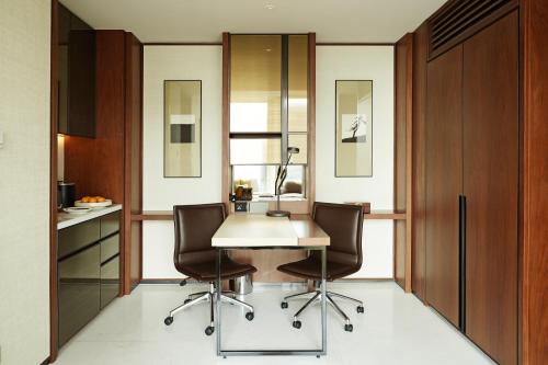 Executive King Suite with Palace View (Club Lounge Access for two)