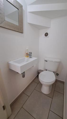 Los Robles 2 Condominio comfort and proximity - image 4