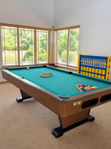 By Wedding Venues, Central AC, Hot Tub & Game Room