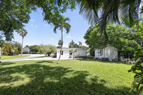 Tropical Yard near Las Olas sleeps 10 home - image 5