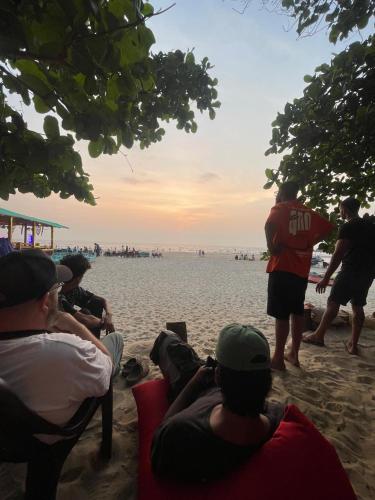 12 Monks - Beachfront Hostel