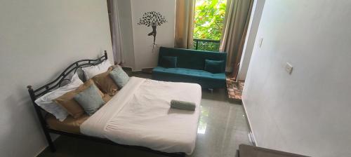 2 queen beds, 1 sofa bed