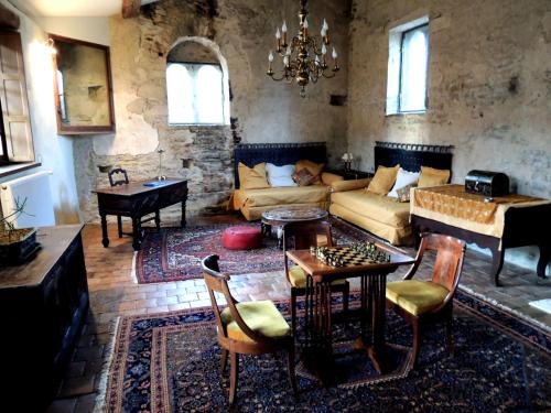 Maison Romane 1136 - Tap to explore photos