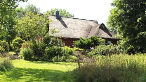 Reetdachhaus direkt am Wasser in Breiholz, Deutschland