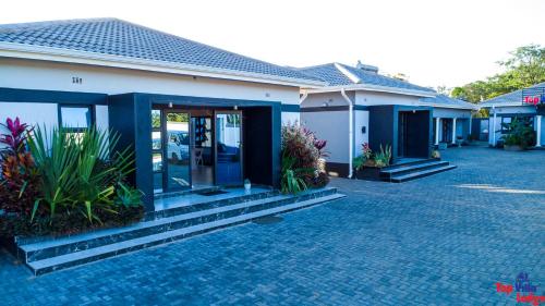Top Villa Lodge in Lupane in Dete