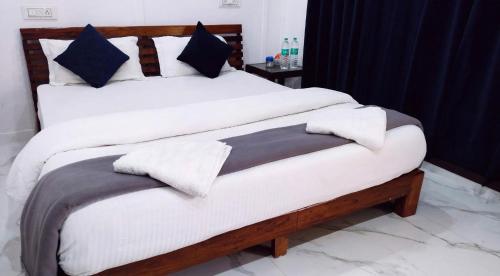 1 king bed, 2 futon beds