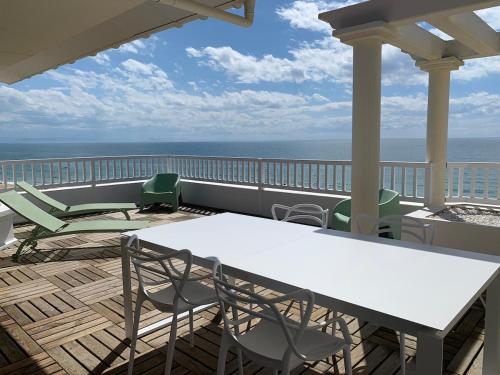 Apt avec une vue exceptionnelle et une terrasse sur l'océan