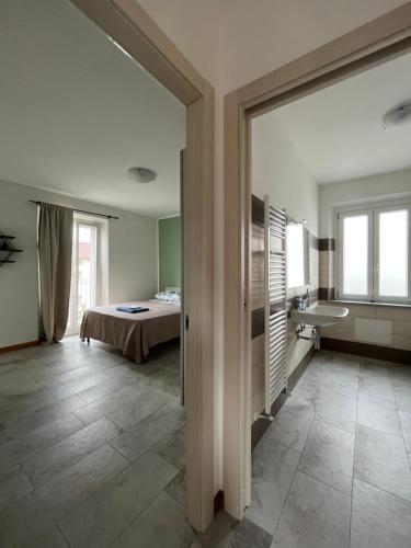 Stanza con balcone e bagno privato vicino Torino in Chieri