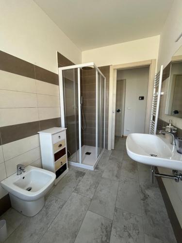 Stanza con balcone e bagno privato vicino Torino in Chieri