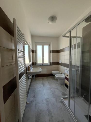 Stanza con balcone e bagno privato vicino Torino in Chieri