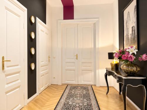 Stylish Apt for 4 near MuseumsQuartier Metro U2 & U3 - image 4
