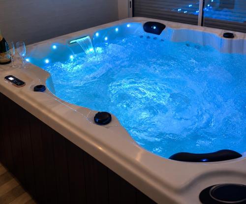 . Chez SOPHIE, logement avec jacuzzi et salle cinéma