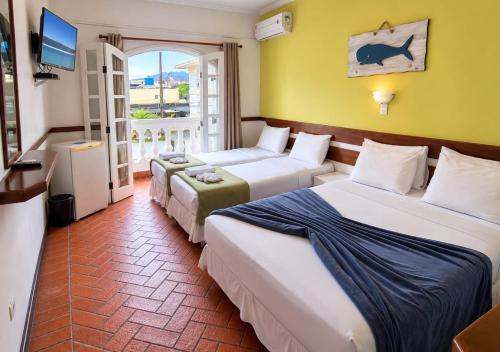 1 queen bed, 2 twin beds