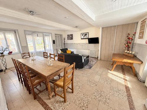 Shared lounge/TV area, hotel des touristes in Montagnieu