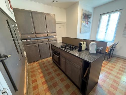 Kitchen, hotel des touristes in Montagnieu