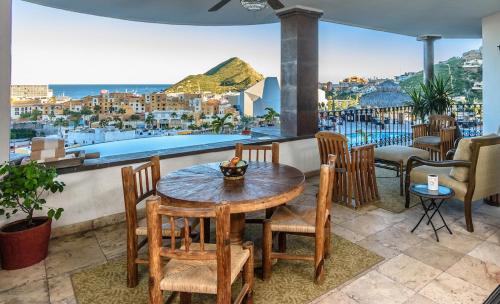 Luxury Condo - Great View - Easy Walk Everywhere!