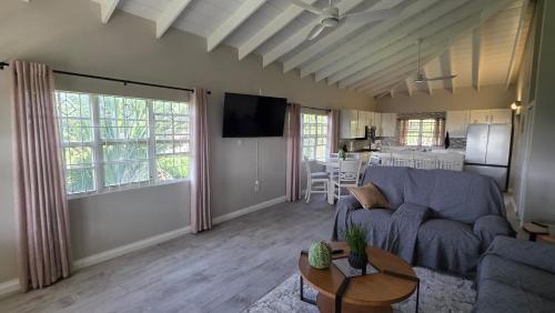 Létesítmények, Cedar Grove 1BR Hillview Retreat in Ogees