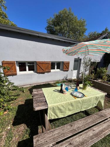 Studio rénové avec parking et jardin privés