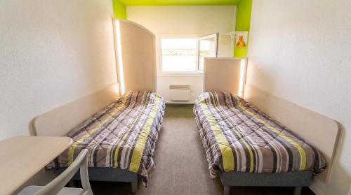 Chambre avec 2 lits, salle de bain partagée