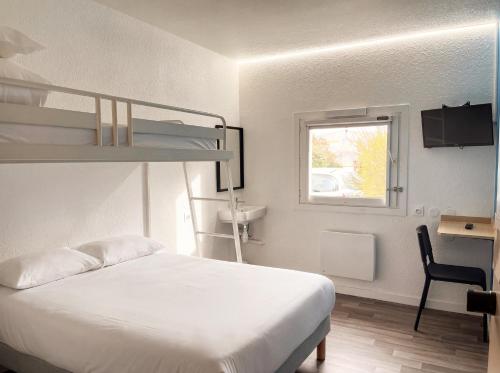 Unisotel Bollène A7 rénové Ex-Hotel F1 Room Type - Triple Room with Shared Bathroom