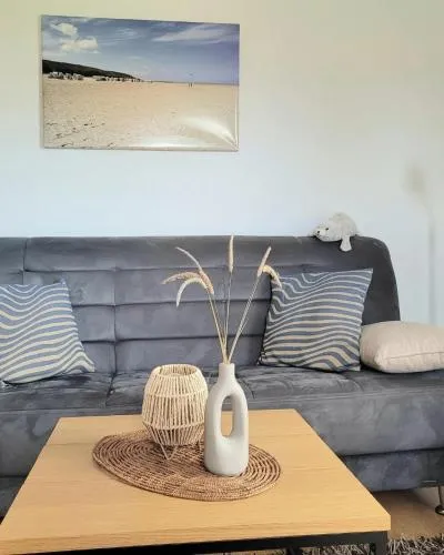 Kleine Krabbe inkl Strandkorb am Strand in Horumersiel, Deutschland