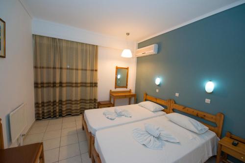 Twin Room with Garden View image 9