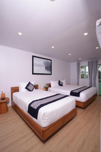 1 king bed, 1 twin bed