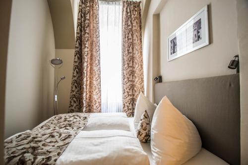 4BDR Historical Spirit Apt by Ruterra, Прага (фото 6)