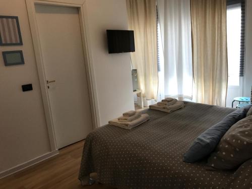 Triple Room with Balcony image 5