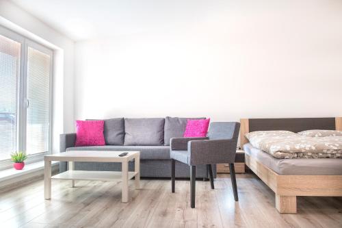 1 queen bed, 1 sofa bed