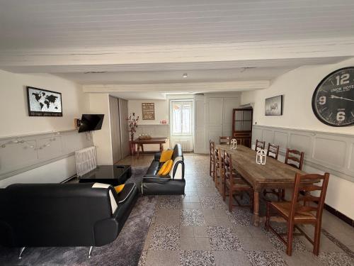 Shared lounge/TV area, hotel des touristes in Montagnieu