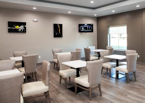 餐廳, 侯斯頓西北塞普萊斯戴斯套房酒店 (Days Inn & Suites by Wyndham Houston NW Cypress) in 北休斯頓