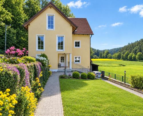 Ferienhaus am Bach mit großem Garten