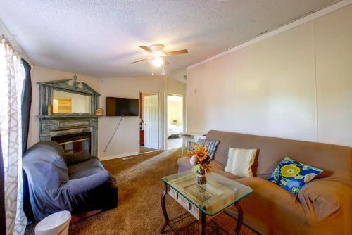 Peach County Farmhouse w/ Deck & Fireplace in Fort Valley (GA)