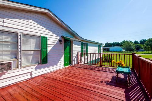 Peach County Farmhouse w/ Deck & Fireplace in Fort Valley (GA)